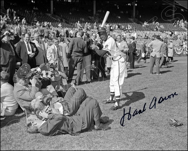 Hank Aaron 8X10 Photo - Autographed World Series 1957 Milwaukee Braves - 1292