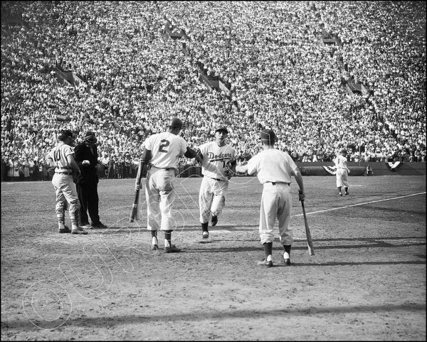Gil Hodges 8X10 Photo - 1959 Los Angeles Dodgers World Series Coliseum - 947